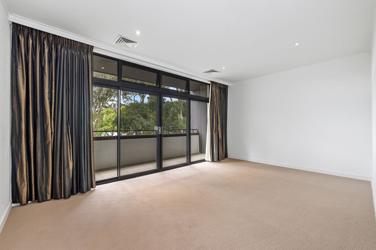 18 Lupin Hill Grove, Nedlands