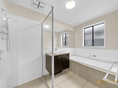 5 Lambertia Crescent, Manor Lakes