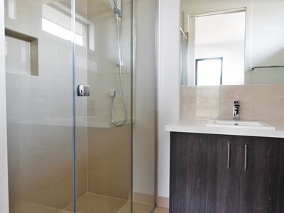 1 / 4 Harlington Street, Clayton