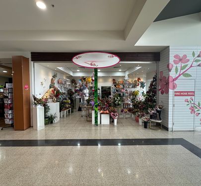 Florist in High Foot Traffic Location with vending machine