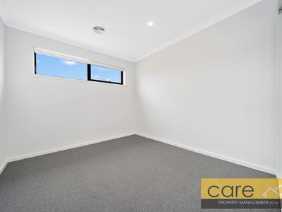 5 Vendeen Walk, Clyde North