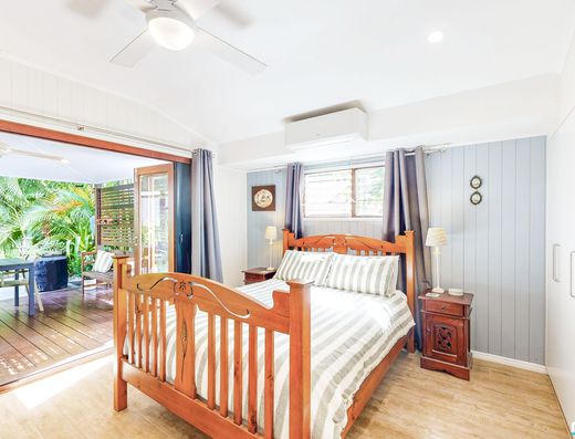 Renovated Queenslander - A Minute Walk to the Lake image 11