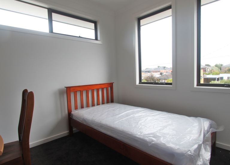1 / 4 Harlington Street, Clayton