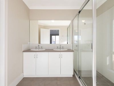 2 Matthews Way, Somerville