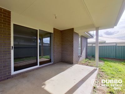 24 Dalbeattie Crescent, Dubbo