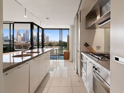 808 / 250 Saint Kilda Road, Southbank
