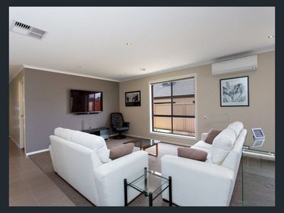 150 Canadian Lakes Boulevard, Canadian