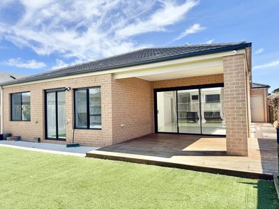 14 Honeycomb Avenue, Manor Lakes