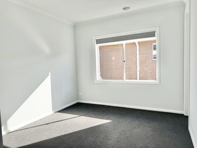 5 Minoa Road, Manor Lakes