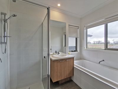 35 Hoffman Cr, Truganina