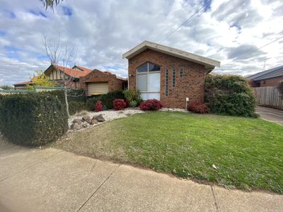 1 / 277 Greaves Street , Werribee