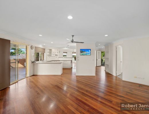GENEROUS SIZE HOME - OPTIONS FOR DUAL LIVING image 4