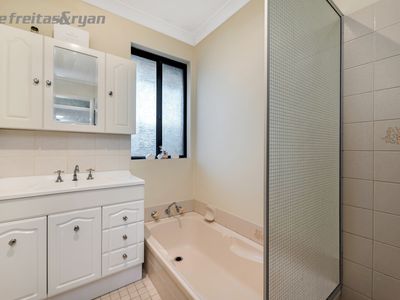 12 Tablo Court, South Lake