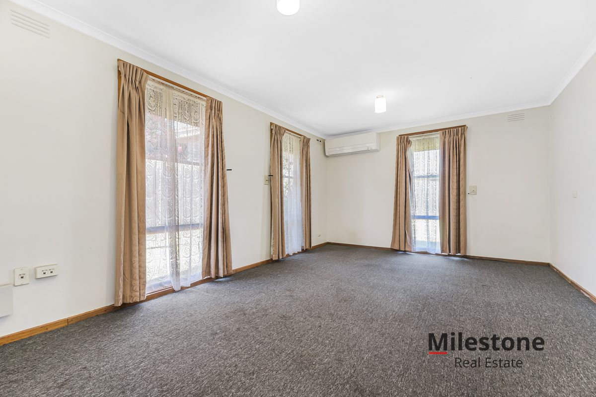 13 Fairbairn road, Cranbourne