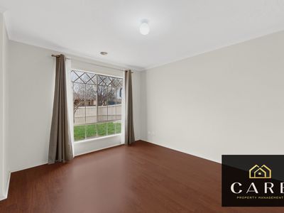 8 Michaelia Close, Cranbourne West