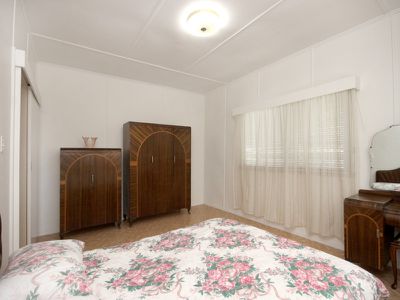 27 Wall Street, Bundamba