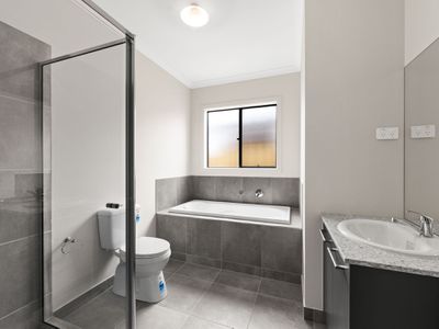 76 Lorikeet Circuit, Rockbank