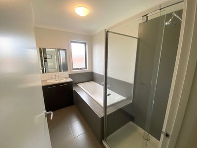 2 / 10 August Street, Werribee