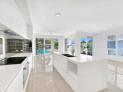 5 Park Ave, Broadbeach Waters
