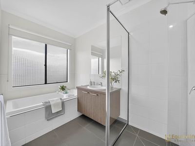 14 Pepita Crescent, Manor Lakes