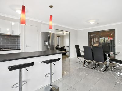 8 Yarraman Road, Manor Lakes