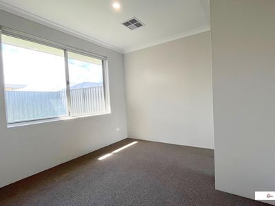 24 Kembla Way, Lakelands