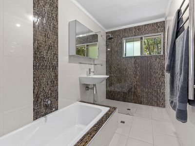 6 Kelyndar Street, Banyo