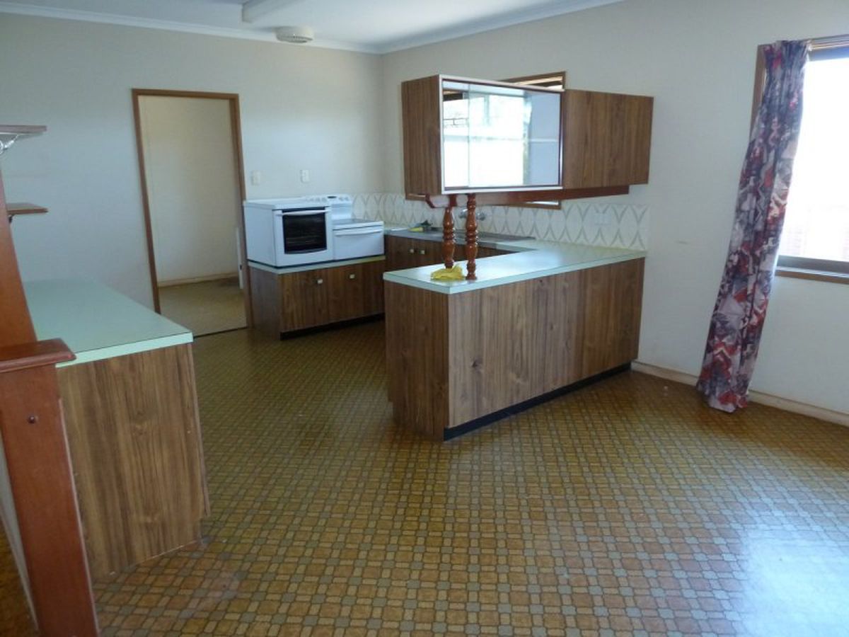 27 Putt St., Atherton