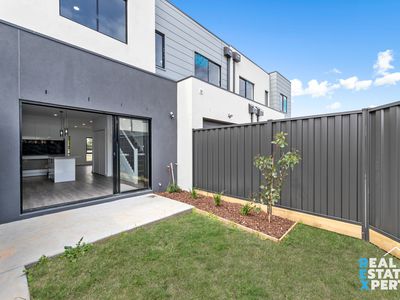 2 / 7 Young Road, Hallam