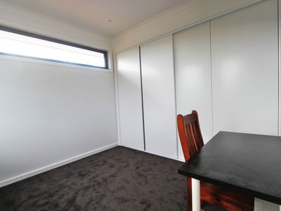 1 / 4 Harlington Street, Clayton