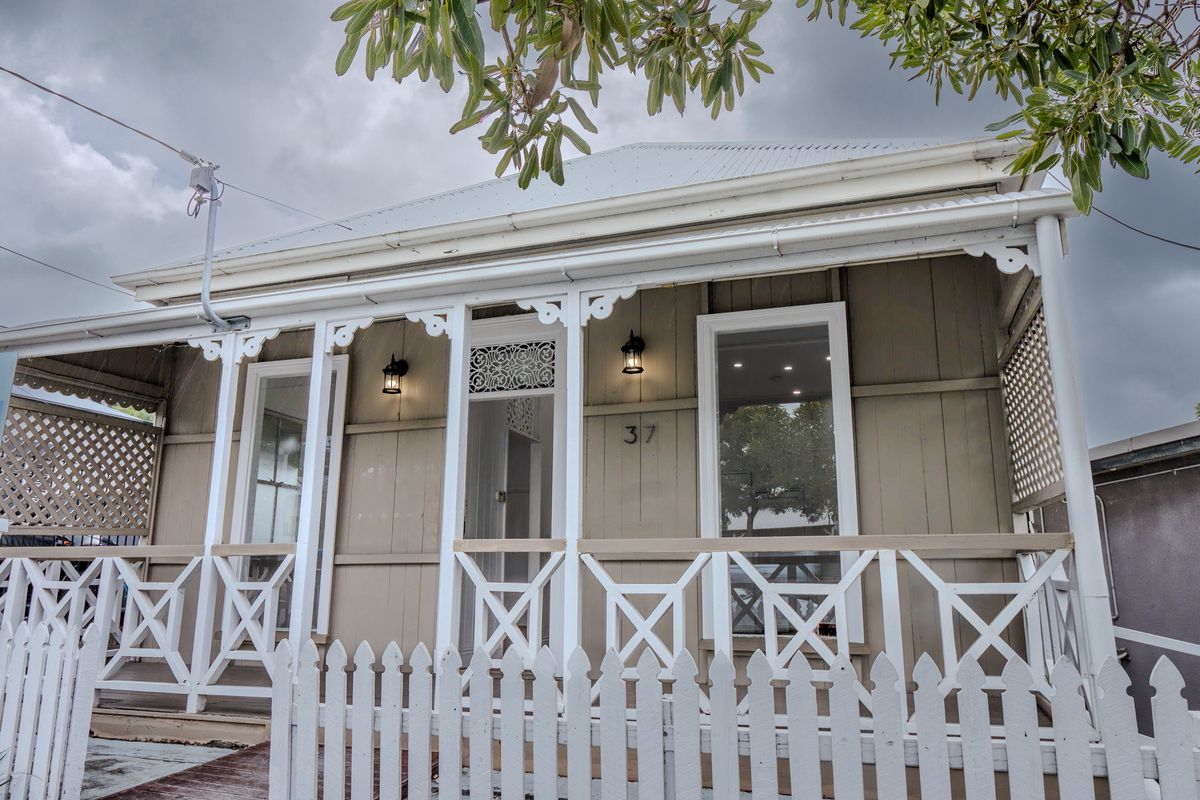 Charming Qld Cottage with Endless Possibilities – Renovate, Live, Invest, DA approved