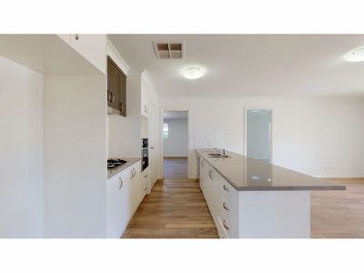22 Dalbeattie Crescent, Dubbo