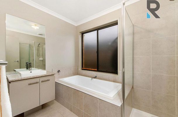 83 Greenvale Gardens Boulevard, Greenvale
