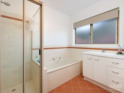 2 LODDON COURT, Wodonga