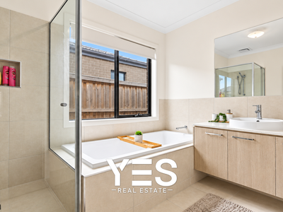 12 Whispering Way, Clyde North
