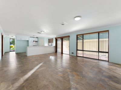 8 Marra Way, South Lake