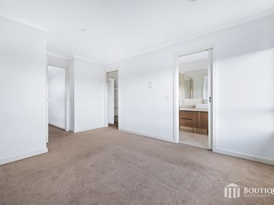 9 Longbow Terrace, Cranbourne North