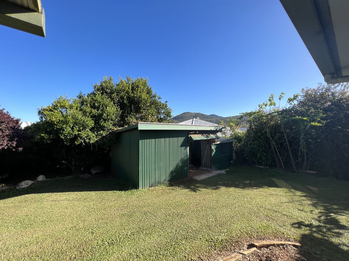 4 Larkin Close, Atherton