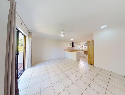 Refurbished and Close to Town in Tewantin image 2