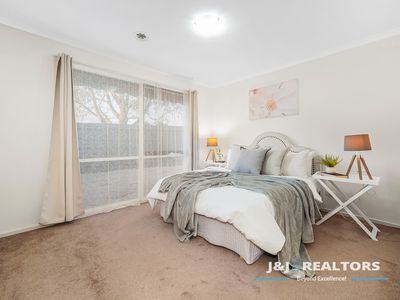 8 Wills Court, Cranbourne North