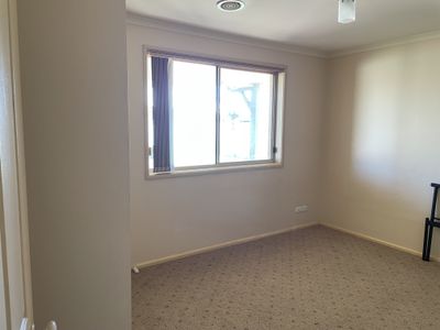 1 Dunvarleigh Crescent, Griffith