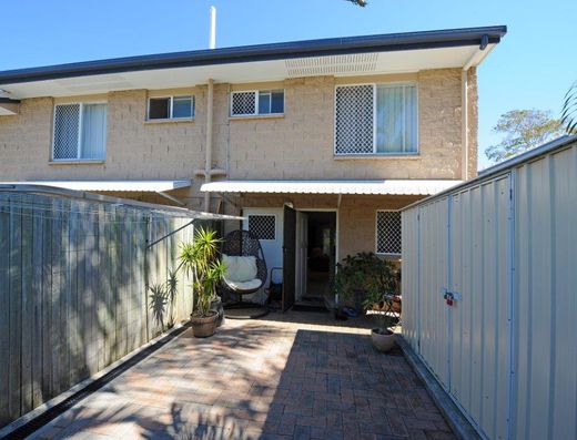 Renovated townhouse close to beach image 12