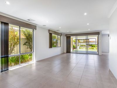 21 Manhattan Concourse, Hilbert