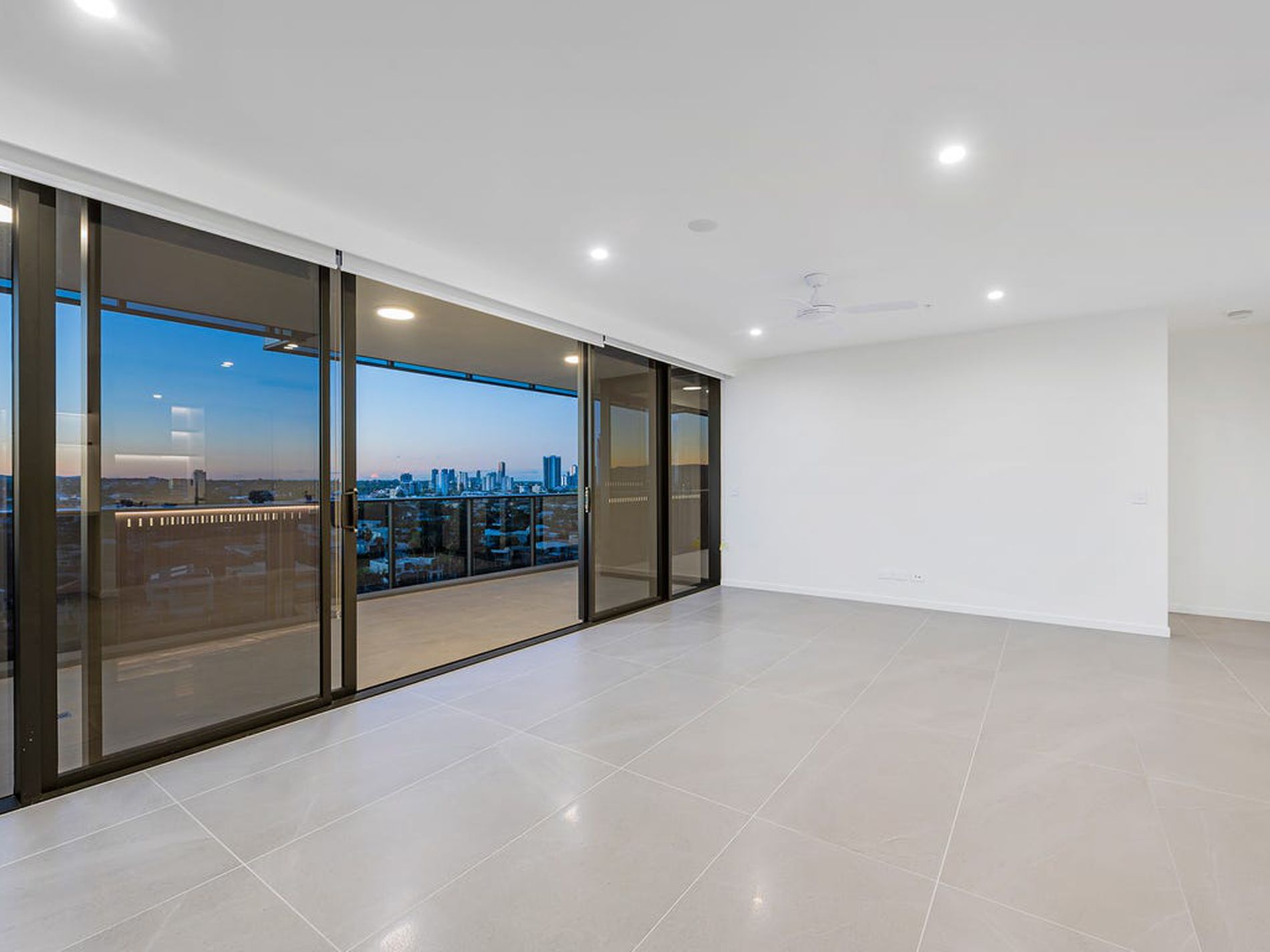 502 / 15 Cannes Avenue, Surfers Paradise