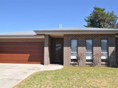 1 Tickner St, Forbes