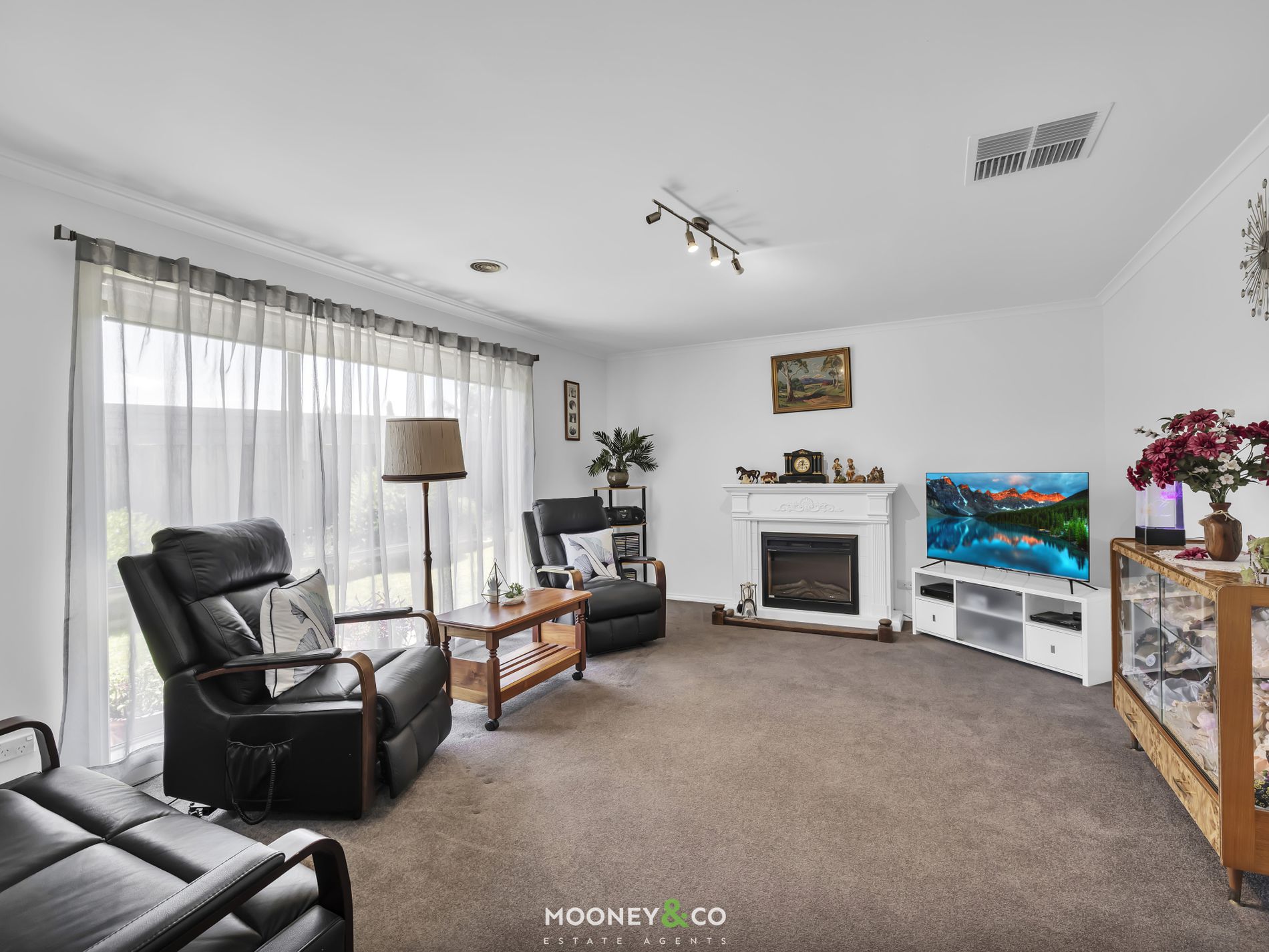 8 Blainroe Crescent, Cranbourne