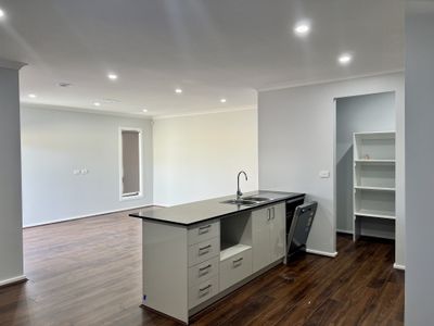 4 Tara Crescent, Wyndham Vale
