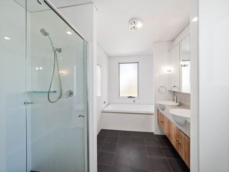 2 Waterstone Crescent,, Bella Vista