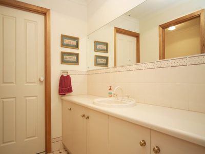 8 Clay Court, Renown Park
