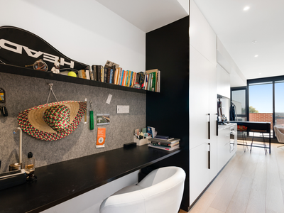 302 / 28 Riddell Parade, Elsternwick